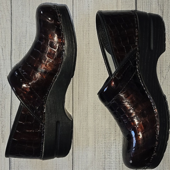 Dansko Professional Patent Leather Clogs Reddish Brown Size EU 40 - Picture 3 of 11